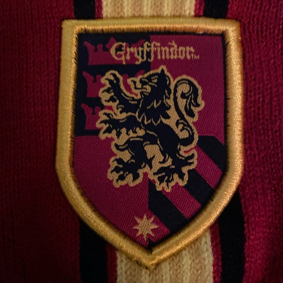 Box Lunch knit Gryffindor hat. NWT - Picture 2 of 4